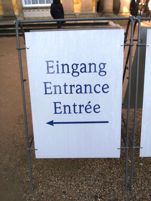 Eingang in three languages.
